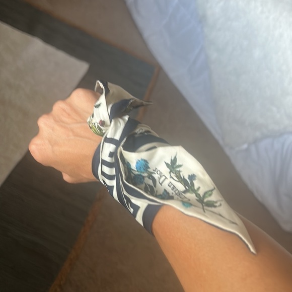 Christian Dior scarf. - Picture 6 of 6